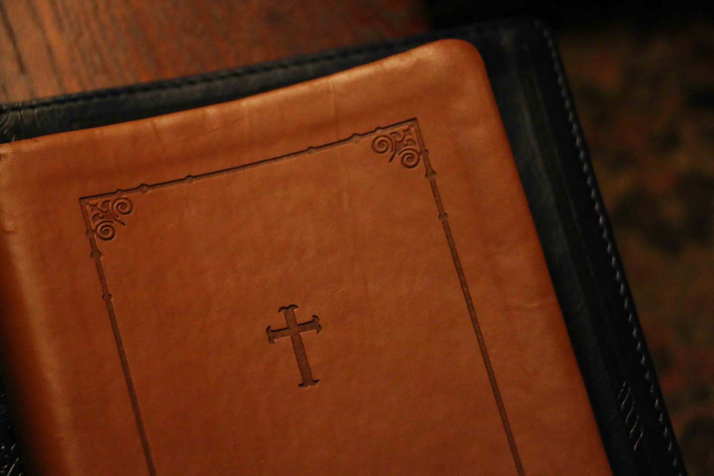 Alter Bucheinband aus Leder mit natürlicher Patina