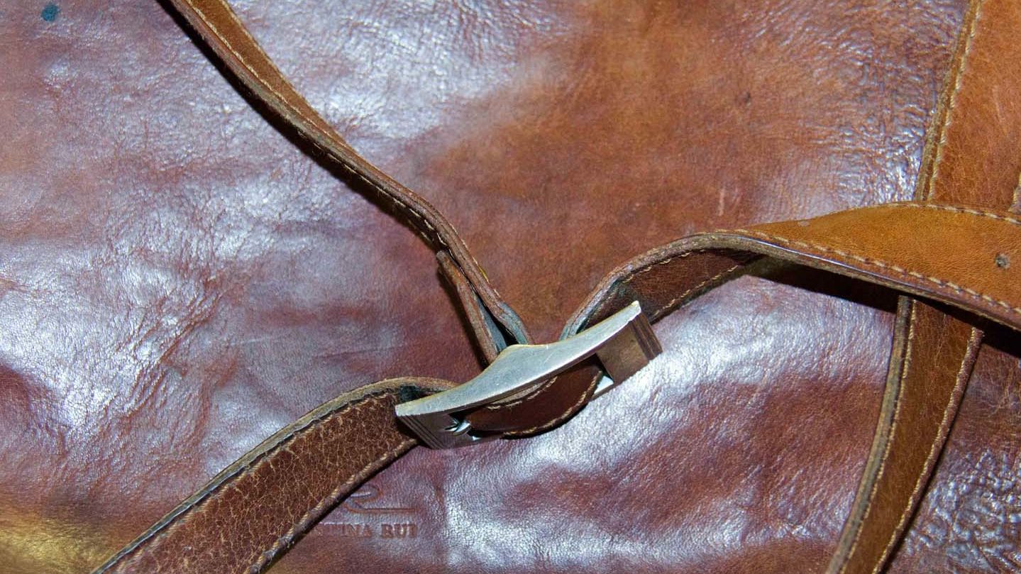 Verschluss einer Ledertasche aus Metall